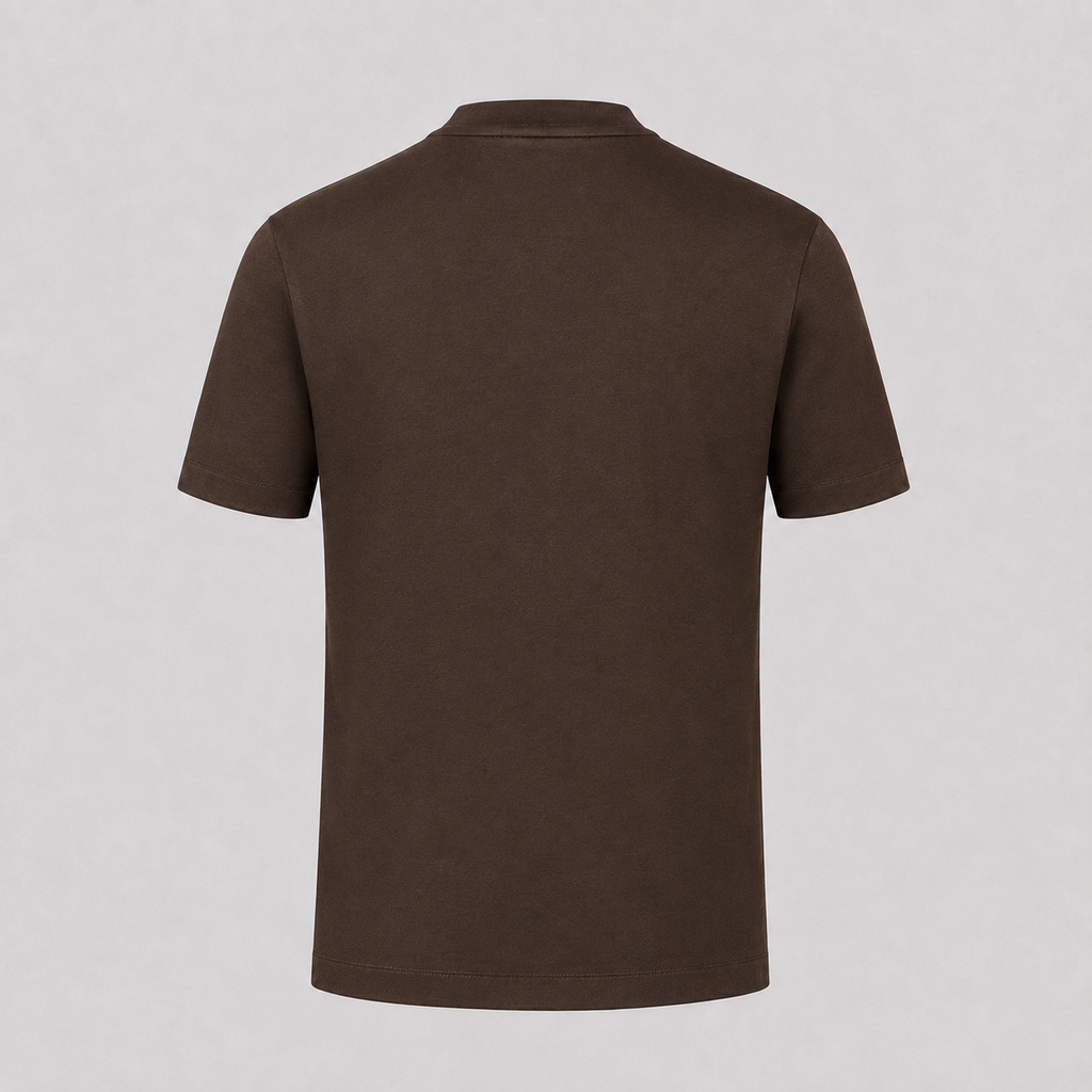 Ausschnitt und Stoffverarbeitung des braunen Luxus T-Shirts für Herren | Malviro