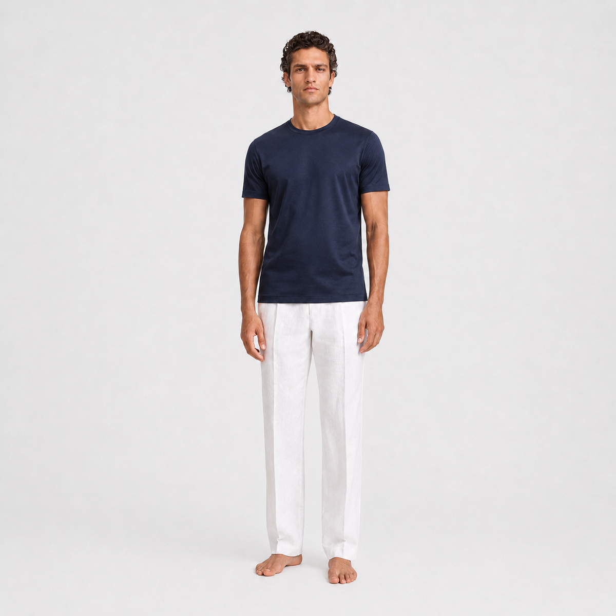 Mann trägt dunkelblaues Herren T-Shirt mit dezentem Shiny-Look | Malviro