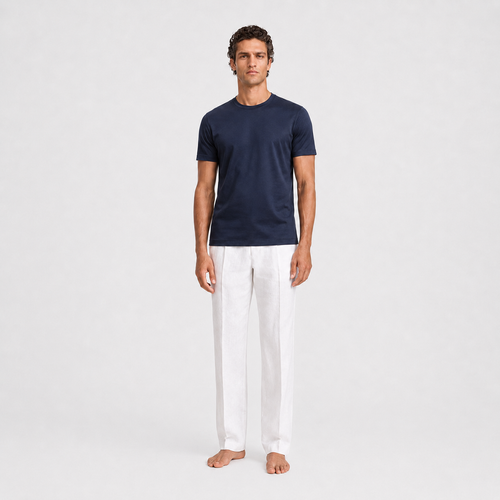 Mann trägt dunkelblaues Herren T-Shirt mit dezentem Shiny-Look | Malviro