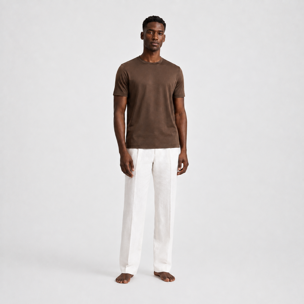 Stilvolles Herren-Outfit mit braunem Basic T-Shirt und edler Hose | Malviro